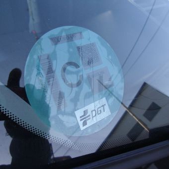 cristal de coche con pegatina