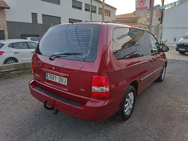 Vista trasera de coche KIA CARNIVAL LX vermella